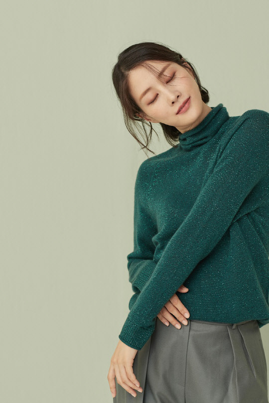CJ ENM 오쇼핑부문(이하 CJ오쇼핑)은 오는 24일 오전 8시15분 인기 프로그램 '동가게'에서 '고요 루렉스 니트 풀오버'를 론칭한다고 23일 밝혔다. <CJ오쇼핑 제공>